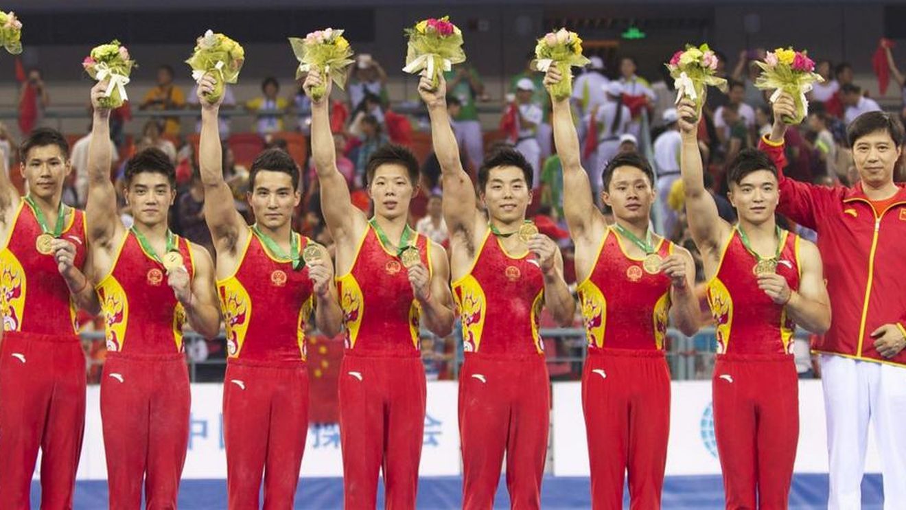 China și-a apărat titlul în proba masculină pe echipe în fața Japoniei, cu patru aparate câștigate, la capătul unei super-reveniri. Bara i-a adus în premieră pe primul loc, la ultima rotație