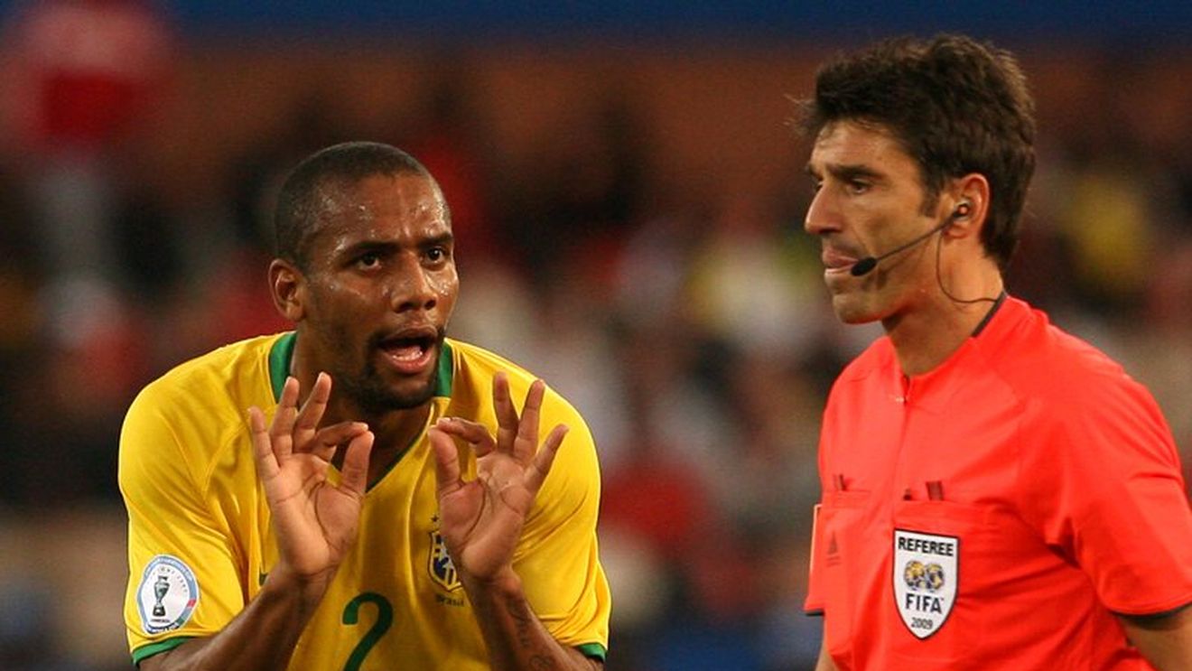 Video** șocant! Arbitrul Massimo Busacca a urinat pe teren!