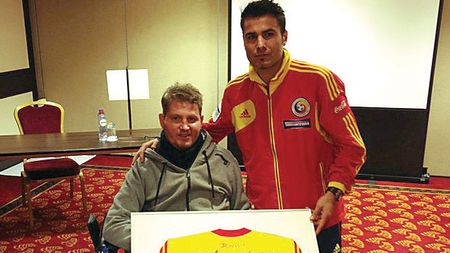 Nu doar "tricolorii" îi fac daruri lui Neșu!** Olandezii l-au invitat pe stadion i-au pregătit și ei o surpriză la finalul meciului cu România