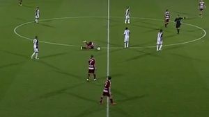 AUCH! I-a rupt mana dintr-o lovitură! Vezi aici accidentarea lui Rodriguez.