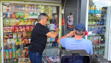VIDEO | Imagini senzaționale cu Lupescu și Mateuț. Au lipit afișe în Colentina pentru a promova meciul celor de la CS Dinamo, antrenați de Ionuț Chirilă