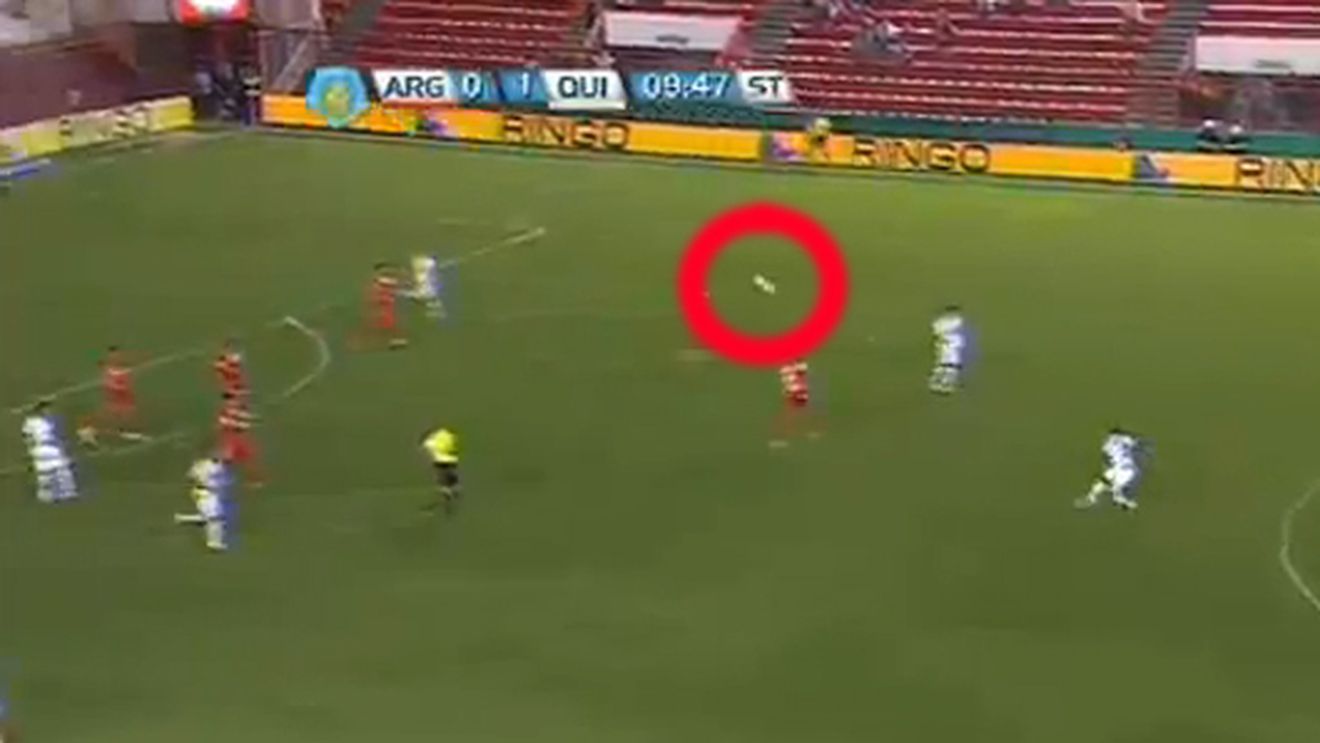 De pus în ramă! Asta e "folha seca" perfectă. VIDEO fantastic: Toți credeau că mingea va ajunge în peluză, aceasta a coborât cu o viteză amețitoare