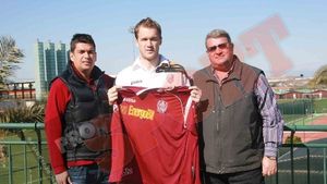 FOTO Kapetanos a semnat!** Vezi primele imagini cu atacantul în tricoul CFR-ului!