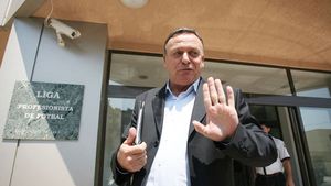 "Sateliții și lacheii"