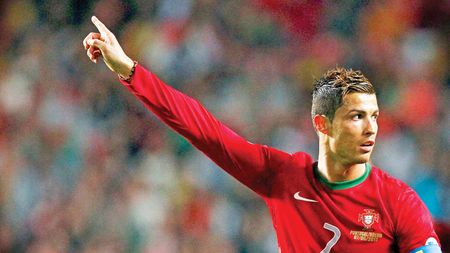 Inamicul public nr. 7! Presa suedeză a demarat o campanie intitulată "Opriți-l pe Ronaldo", încurajându-i pe fani să strige numele lui Messi