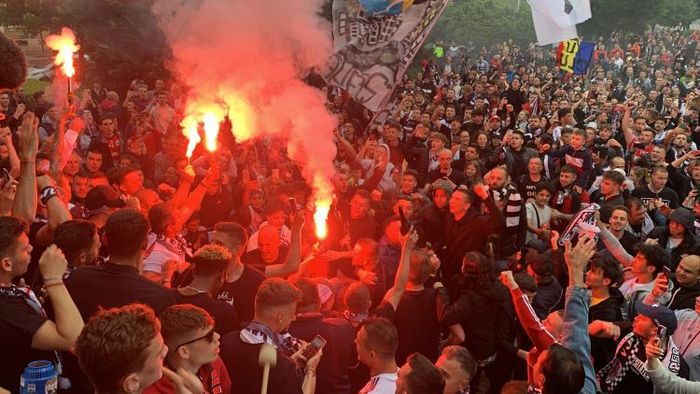 Show total la Cluj-Napoca după revenirea Universității în Liga 1! Mii de fani au sărbătorit ore în șir marea performanță | VIDEO
