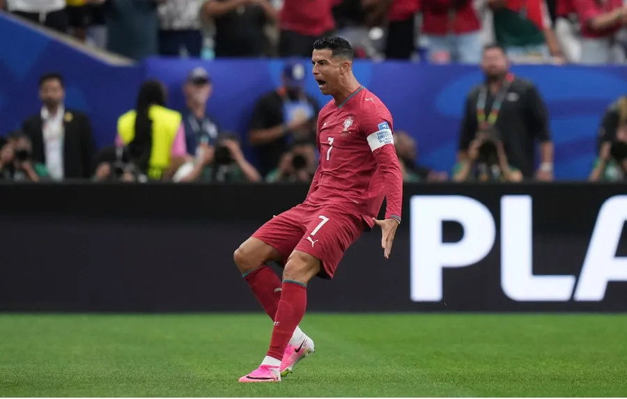 portugalia-uzbekistan-5-0-la-ziua-supereroilor-adaugati-o-noapte-s-a-trezit-cr7-iar-cristiano-ronaldo-l-a-depasit-pe-legendarul-eusebio