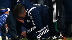 VIDEO | Antrenorul secund al celor de la Schalke 04 a fost rănit la cap de o brichetă aruncată din tribună