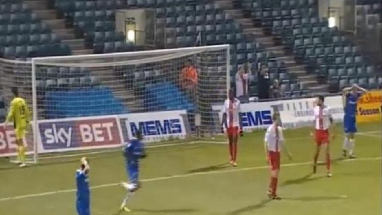 VIDEO A tras peste stadion de pe linia porții! "Ceilalți băieți au vrut să-i aplice o corecție fizică! E cea mai mare ratare din istorie!