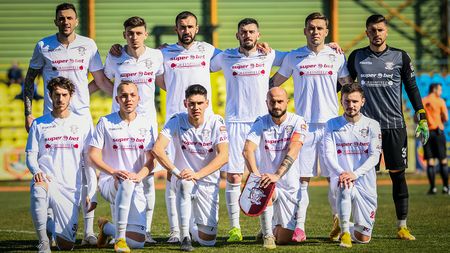FOTO | Jucătorii Rapidului, victimele unei noi ironii a unui grup de suporteri care a mers din nou în Regie. Giuleștenii s-au ales cu scutec de bebeluș și li se transmite: ”Nu vă mai c*cați pe voi, jucați fotbal pentru noi!”