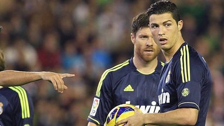 ALARMĂ‚ la Madrid! A dat Ronaldo ok-ul pentru mutarea de 120 de milioane de euro?
"Decât să semez cu Realul, prefer să fac asta!" SMS-ul care l-a dat de gol: