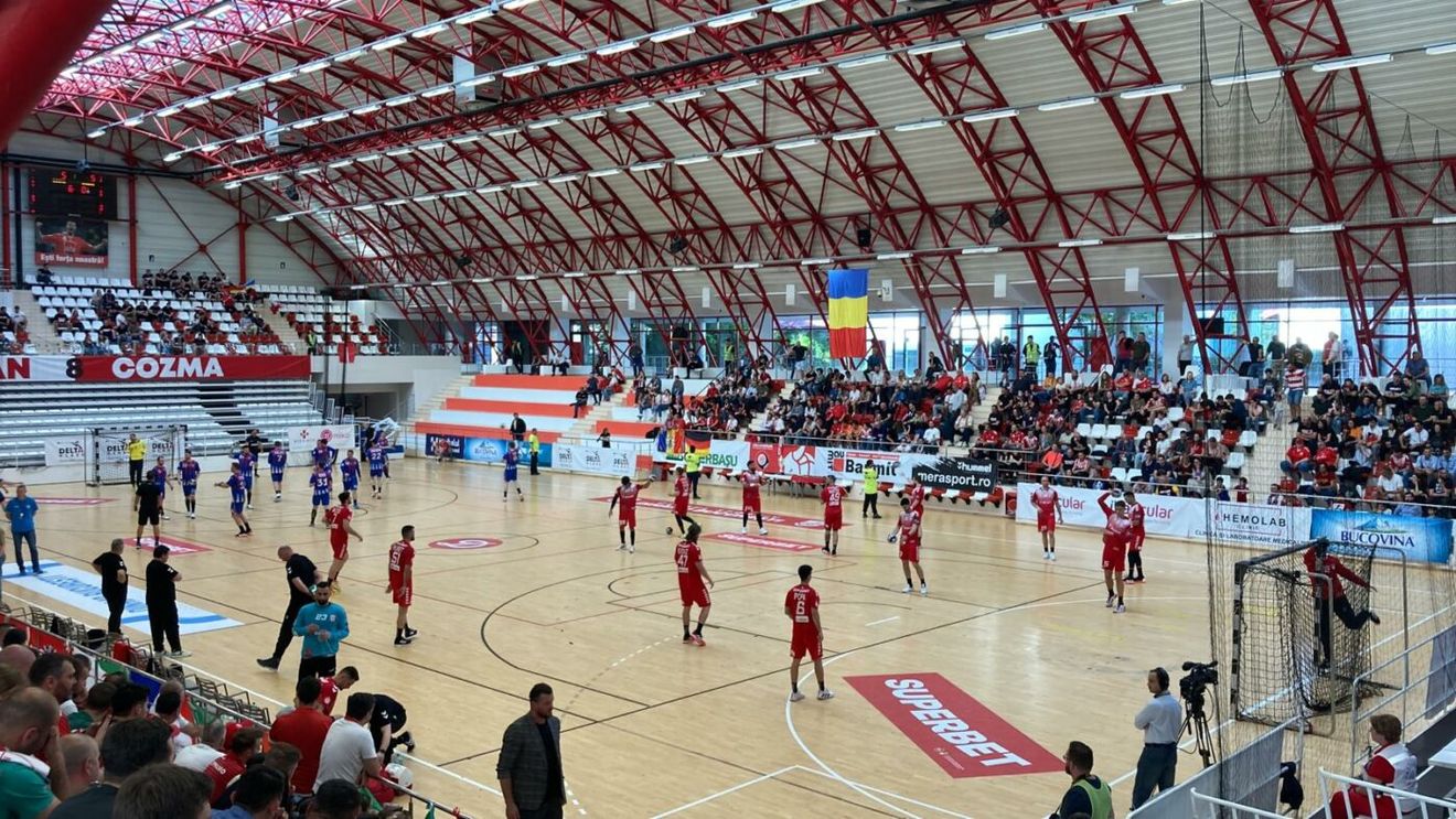 Panică în derby-ul Dinamo - Steaua, la handbal masculin. Arbitrul s-a prăbușit pe podea și medicii au intervenit de urgență | FOTO