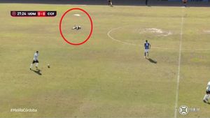 Fotbalistul care a fost mort pentru trei minute și jumătate s-a prăbușit din nou pe teren la un meci din Spania! Clipe dramatice la duelul lui Cordoba: ce i-a salvat viața jucătorului. VIDEO