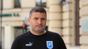 Ultrașii Universității Craiova au cedat nervos după înfrângerea cu Zorya Lugansk! Îi cer lui Laszlo Balint să plece din Bănie. „Dă-ți demisia! Ai distrus cel mai bun atac din țară!”