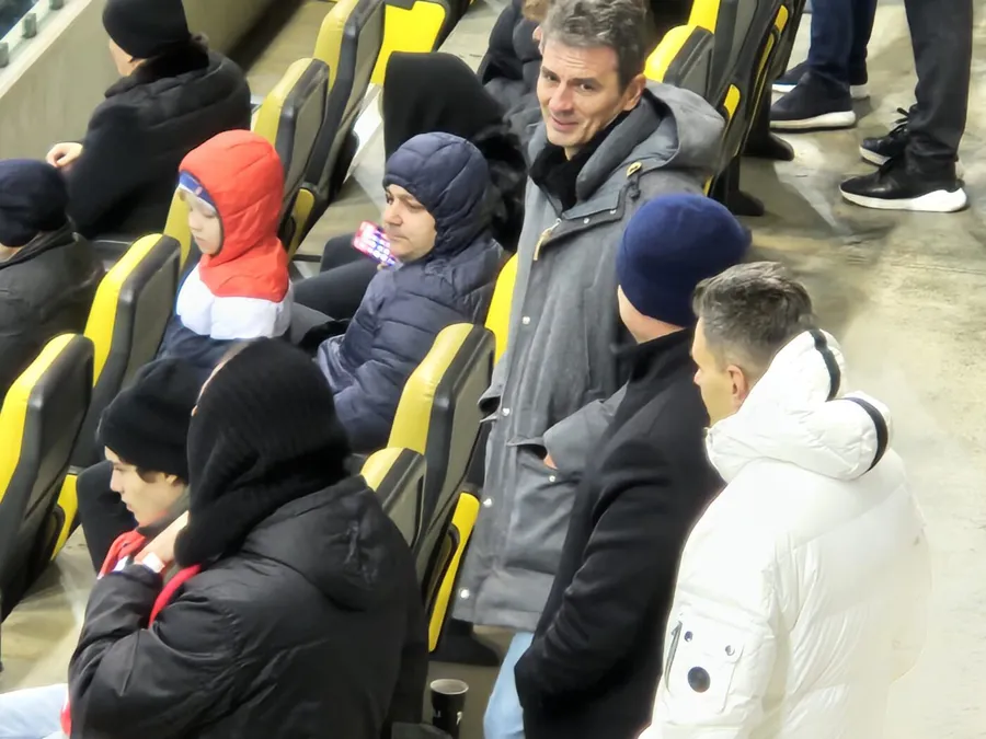 Aurel Arion (în geacă gri_ alături de Costin Stoltz (în geacă albă) în timpul partidei Dinamo vs FCSB (scor 0-1)