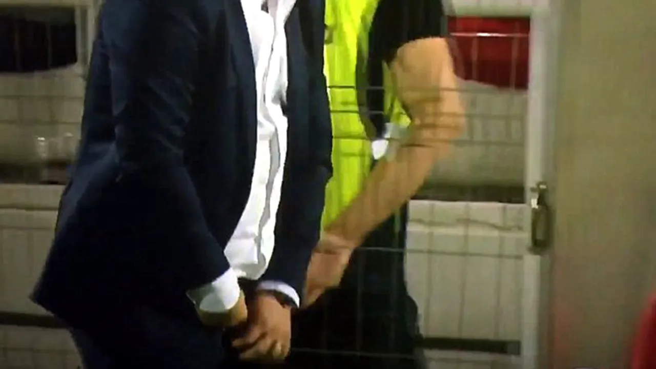 FOTO | Lui Șumudică i-a cedat fermoarul de la pantaloni în timpul meciului cu West Ham. Reacție genială în Daily Mail