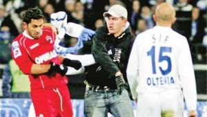 „Poştaşu'” îl ameninţă pe Claudiu Niculescu într-un mod şocant, după ce numele antrenorului a apărut pe lista lui Adrian Mititelu: „Mizerie, Craiova e oraş interzis pentru tine!”