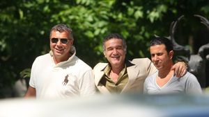 "Olăroiu e inteligent! Dacă alege Steaua, va lua campionatul cu 15-20 de puncte avans!** Naționala n-o poate ridica nici Papa Pius"