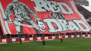 FOTO și VIDEO | Fotbal sau teroare? Coregrafie înfiorătoare pentru Steven Defour la revenirea pe terenul lui Standard, ca adversar. Mijlocașul a cedat presiunii și a fost eliminat