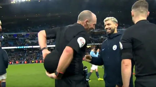 VIDEO | Aguero, protagonistul unui moment amuzant după meciul cu Chelsea! Cum a glumit celebrul arbitru Mike Dean cu golgheterul lui City