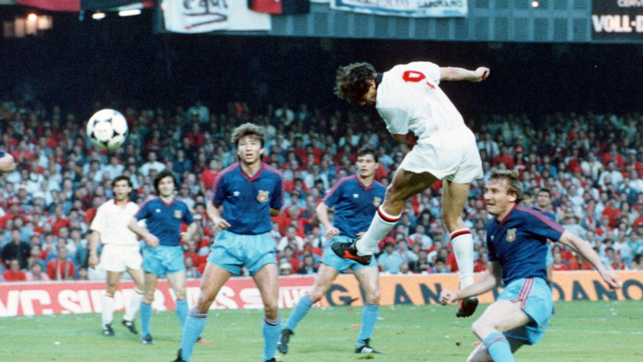 Legendarul Marco van Basten a fost prezent la premiera mondială a filmului "Fotbal infinit", comedia lui Corneliu Porumboiu. Ce spune regizorul