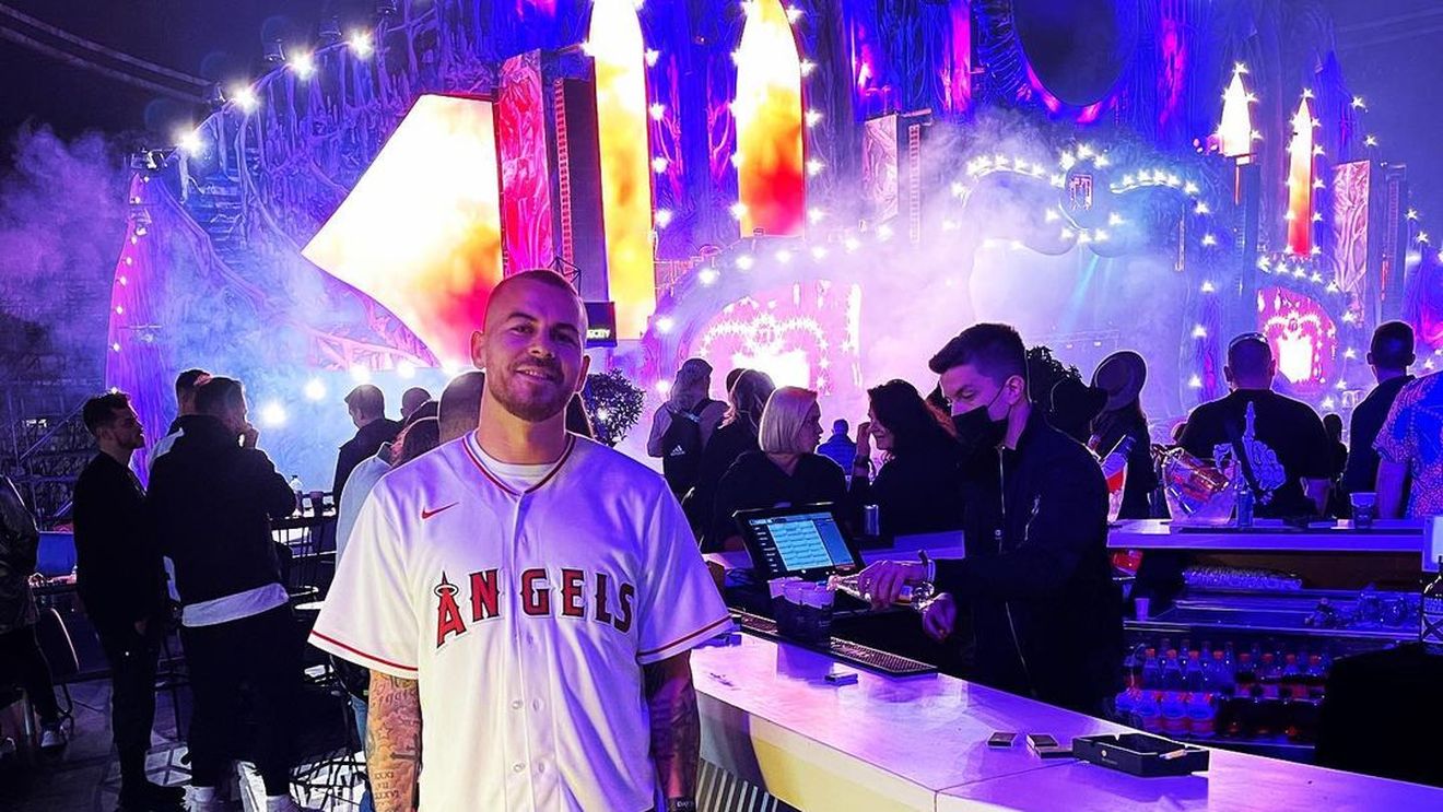 Denis Alibec a călcat pe bec! Atacantul lui CFR a uitat de accidentare și a mers la Untold! Riscă să fie exclus din lot