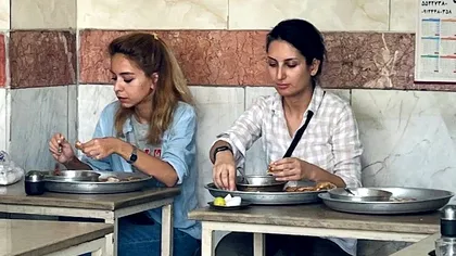 Forţele de securitate iraniene arestează o femeie pentru că a mâncat într-un restaurant, fără hijab. “Timp de câteva ore nu am ştiut nimic despre ea”
