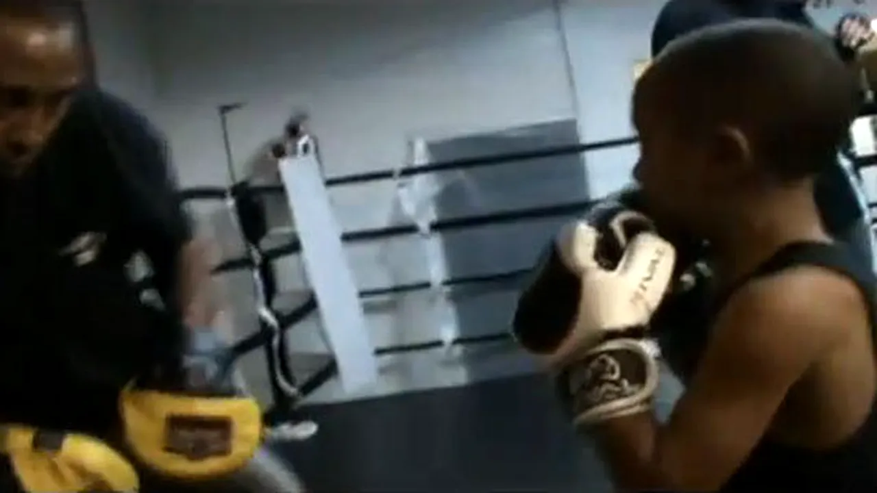 VIDEO INCREDIBIL** Face 500 de flotări în 15 minute la doar 5 ani! EL poate deveni cel mai mare boxer din istorie!