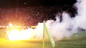 PCH, mesaj clar pentru propriii suporteri: „Cei care aruncă petarde în teren vor fi scoşi din peluză”. Motivul