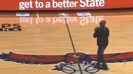 VIDEO** "Oh my, oh my!" A câștigat o mie de dolari cu toate că nu a marcat de la centrul terenului! Execuția care a aruncat sala în aer