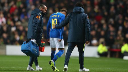 Brazilienii au anunțat cât de gravă este accidentarea lui Neymar. Vedeta lui PSG a rezistat doar 8 minute în partida cu Camerun