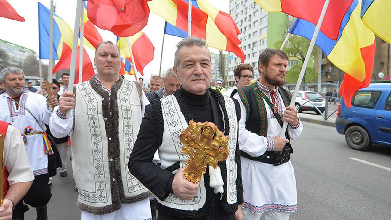 FOTO | A luat pauză de la fotbal! Gigi Becali s-a îmbrăcat în costum popular și a ieșit în stradă. La ce manifestație a participat