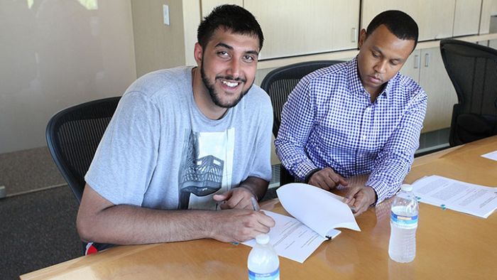 Baschetul profesionist, încă un pas spre cucerirea Indiei. Sim Bhullar este primul jucător cu origini indiene din NBA. A semnat cu Sacramento Kings
