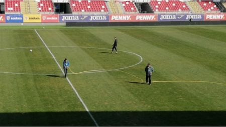 De-a râsu'-plânsu': la Arad gazonul se udă cu furtunul în ceasul al 13-lea! Balint: „Astea sunt condițiile”