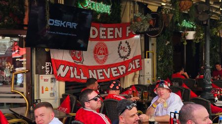 Fanii lui Aberdeen au „ocupat” Bucureștiul înaintea meciului cu FCSB! Imagini cu nebunia din Centrul Vechi: steaguri, bere și cântece