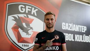 Denis Drăguș a fost prezentat oficial la Gaziantep! Fostul atacant de la Standard Liege, gata să lucreze cu Marius Șumudică
