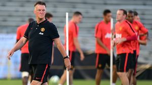Revoltă la Manchester United! Jucătorii sunt nemulțumiți de antrenamentele lui Van Gaal. Se adeverește profeția lui Stoicikov? "Va distruge clubul. E un gunoi"