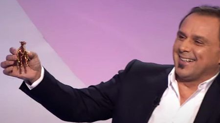 Continuă tachinările între Basarab Panduru și Cornel Dinu! Cum l-a lăsat fără cuvinte pe „Procuror” „Ţi-am adus o cămiluţă, Mister!”? | VIDEO