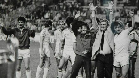 O analiză deprimantă: "Jucătorul român gândește când intră în posesia mingii. E un dezastru". Fotbalistul român a pierdut viteza de gândire și de execuție. "În 1985, la Steaua, cu excepția lui BÃ¶lÃ¶ni, toți loveau mingea cu ambele picioare. Azi..." | VIDEO