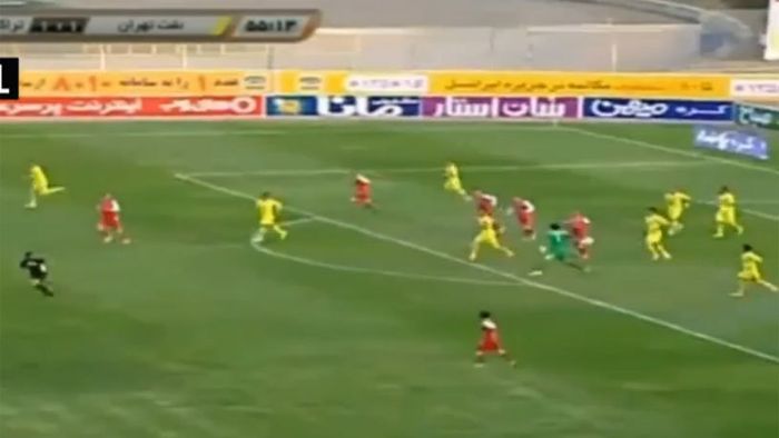 VIDEO | Portarul care aruncă mingea 50 de metri. Fază nebună în prima ligă din Iran