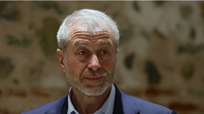 Se strânge lațul pentru miliardarul Roman Abramovici: investigație internațională pentru că firmele sale au furnizat materiale armatei Rusiei!