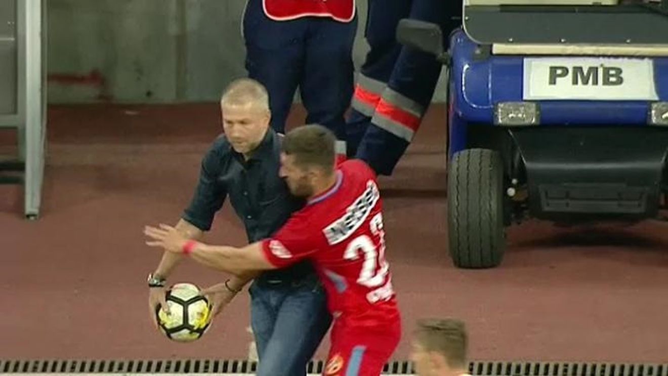 Edi Iordănescu, despre faza în care a fost îmbrâncit de Ovidiu Popescu: "Ar trebui să aibă mai mult respect!" Înțepături spre arbitraj după remiza cu FCSB