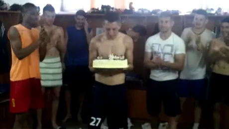 VIDEO! Căpitanul Florian Pârvu,** sărbătorit cu tort