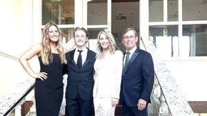 Poza de familie! Dylan, fiul Nadiei Comăneci, s-a fotografiat împreună cu iubita, alături de părinți | SPECIAL