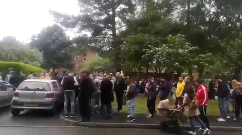 Alegeri europarlamentare 2019 + referendum pe justiție | Imagini incredibile filmate la Birmingham de suporteri ai Petrolului veniți la vot. Coadă gigantică, mii de oameni blochează pe sute de metri trotuarul | VIDEO