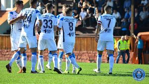 Incidente la finalul unui meci din Liga 3. Jandarmii au intervenit şi reţinut un suporter, fost jucător, după ce a pătruns pe teren şi a lovit un fotbalist: ”Mă gândeam să îl dau în judecată”