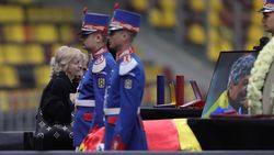 🚨 S-A STINS IL LUCE Fără cuvinte. Imagini colpleșitoare cu Neli Lucescu, secată de lacrimi, care își ia adio, la căpătâiul lui Mircea Lucescu!