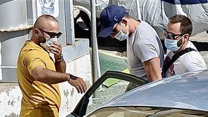 VIDEO! Bătaia lui Harry Maguire, filmată. Starul lui United a lovit cu pumnii și picioarele. UPDATE | A fost eliberat! Ce acuzații i se aduc + tentativa de mituire a polițiștilor