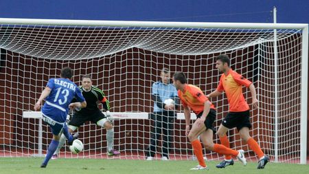 Grigoraș, enervat de lipsa de concentrare a elevilor săi:** "Băteam, dacă Batin nu voia să-i rupă capul portarului"