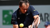 Ce i-a spus rusul Medvedev soției sale, direct de pe teren, în timpul meciului încheiat cu o RUȘINE ISTORICĂ la Roland Garros